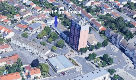 Vue aérienne de la place du Commerce à Tinqueux : une flèche indique le Cabinet paramédical, à côté de la tour